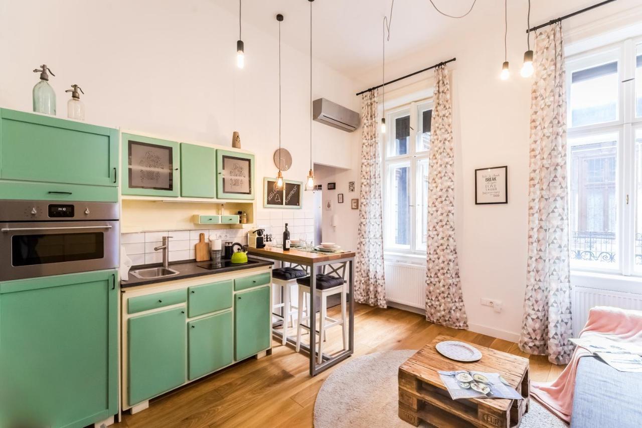 Hip Loft Style Near Vaci Street Apartment Budapest