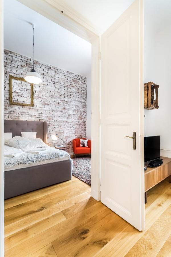 Hip Loft Style Near Vaci Street Apartment *